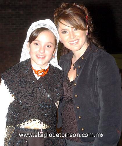 15102006 
Lucy Cuesta y su hija Sofía González.