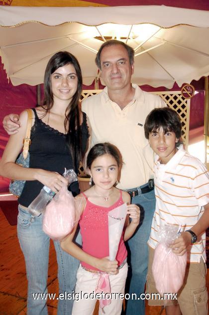 15102006 
Marian, Ricardo, Gabriel y Romina Marcos.