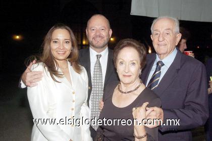 15102006 
Sandra y Rodolfo Garza, Tomás y Sendy López.