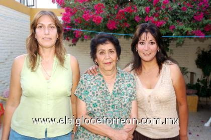 15102006 
Señora Olga Rodríguez de Pámanes, con sus hijas Olga de Ramos y María Eugenia de Samaniego.