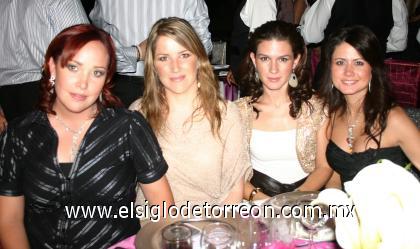 16102006
Lorena de González, Ale de Rebollo, Lucero de Cayarga y Ana Sofía Méndez de De la Garza.