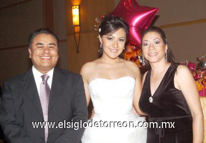 17102006
Miguel Marín y Mónica Ramírez, con la festejada.