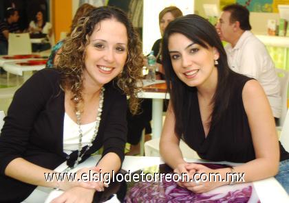 17102006
Nelly Fernández de Villarreal y Marcela García.
