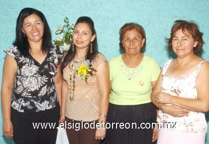 17102006
Por su próxima boda, Nancy Muñoz Solís fue despedida de su soltería con una fiesta que le organizaron Martha Solís de Muñoz, Leticia Solís de Del Río y Mary Solís.