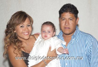 16102006
Fernando Silva Carrillo junto a sus papás, Julio César Silva e Irma Ivonne Carrillo, el día que recibió el Bautizo.