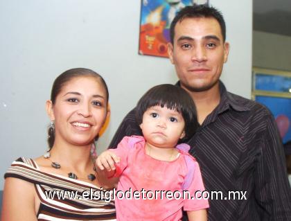 16102006
La pequeña Génesis con sus papás, Edson Reyes García y Nessi Velázquez de Reyes.