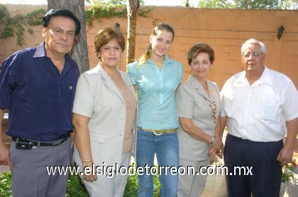 17102006
Vania con los anfitriones de la reunión señores Humberto y Hortensia García y el presidente del club José de León y su esposa Marú.