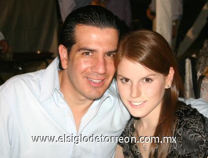 16102006
Omar Álvarez y Lupita Estrada de Álvarez.