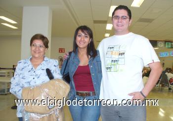 17102006
Rosalba Mijares viajó a Tijuana, la despidieron Marco Ibarra y Rosalba López.