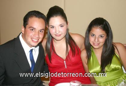 18102006
Eduardo Ibarra, Mavhis Mendoza y Mariana Alemán.
