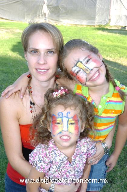 18102006
Anabel Velarde de Zermeño con sus hijas Andrea y Ana Victoria.