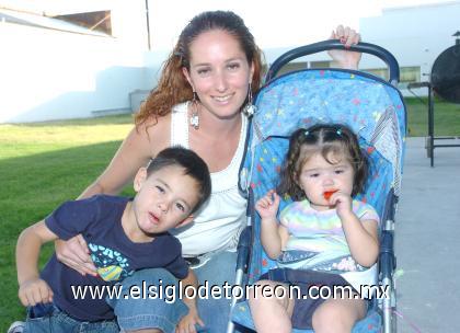 18102006
Carolina Bravo de Estrella acompañada de sus hijos Sergio y Carolina Estrella.