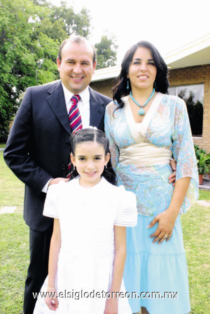 18102006
Andrea con sus papás, Tolano González de la Garza y Esther Garza de González.