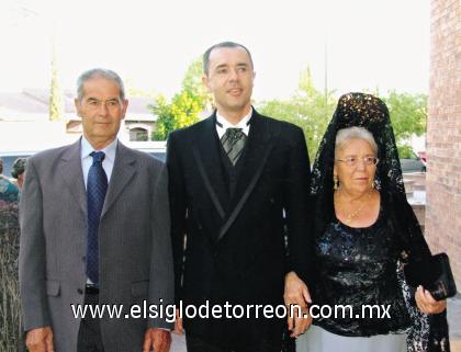 18102006
Elías Carbajo con sus padres, Manolo y Francisca Carbajo.
