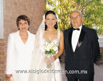 18102006
Silvia Flores con sus padres, Luis y Bertha Flores.