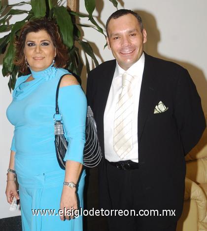 18102006
Marivi Murra acompañada del diseñador de joyas Daniel Espinosa.