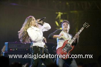 La mexicana Belinda cantó una versión rock de 'Hips don't lie' de Shakira.

El Palacio de los Deportes lució dos tarimas contiguas, cada una con una pasarela y tocadas con cuatro pantallas gigantes, ante un público de aproximadamente nueve mil personas.