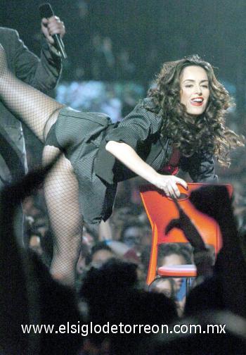 Ana de la Reguera no sólo presentó una pequeña rutina de table dance, al inicio de la transmisión de los premios, también interpretó, en un dueto con su hermana Ali Guagua, la canción 'Vente en mi boca' tema original de las Ultrasónicas.