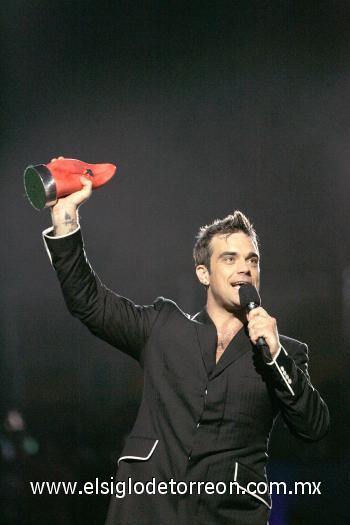 Al recibir el premio llamado 'Lenguas', dijo el cantante, ante el micrófono: 'Quiero poner esto en tu clítoris'.