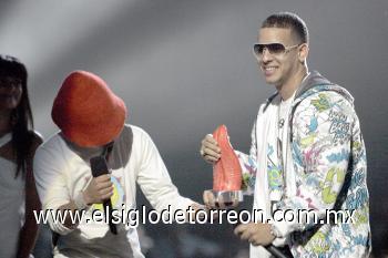El cantante puertorriqueño Daddy Yankee ganó el premio Artista del año y dijo que se lo dedicaba 'a todos los chamacos (jóvenes) que han luchado desde pobres hasta alcanzar el universo' como él.