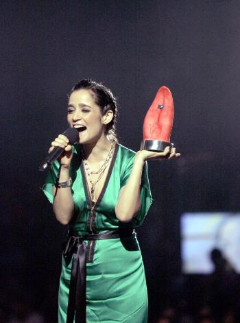 La gran decepcionada de la noche fue la mexicana Julieta Venegas, que con seis candidaturas encabezada las nominaciones y sólo obtuvo el premio de Mejor Solista o Intérprete.

Me voy con gran felicidad por haber obtenido un premio', indicó la artista al término de la celebración, y aseguró que estuvieron bien los demás ganadores porque 'había una gran variedad de nominados'.

Peor suerte corrieron los de Belanova, que con cuatro nominaciones no se impusieron en ninguna categoría.