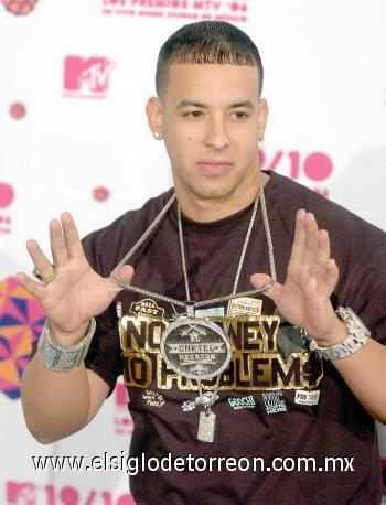 Si Daddy Yankee (foto) creyó que era él quien llamaría la
atención al llegar al Palacio de los Deportes en su lujoso
Ferrari, el grupo de rock Fall Out Boy le hizo competencia al
arribar en curiosos bicitaxis.