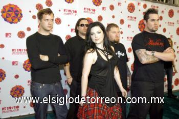 Otra de las personalidades que causaron gran revuelo fue Amy
Lee, la vocalista del grupo Evanescence, quien dijo estar
emocionada de participar en la primera edición del MTV en
México.