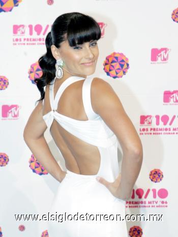 Nelly Furtado lucía un vestido
blanco, que ponía en evidencia su hermosa figura.
