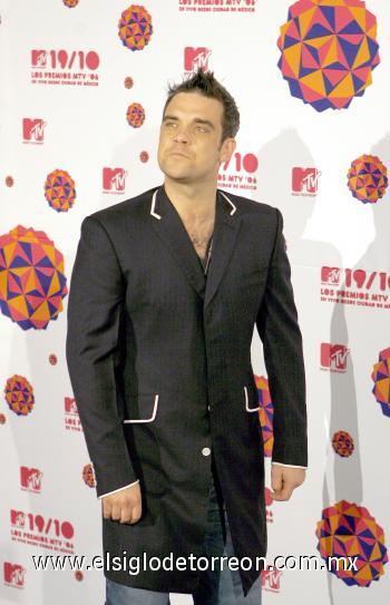Iniciada la alfombra verde de los MTV Latinoamérica 2006, que sin duda por la ovación del público 'robó' Robbie
Williams, quien durante su paso de aproximadamente cuatro
minutos, chocó sus manos con las de sus fans, entre ellas
mujeres que le gritaron 'te amo'.

 Cálido y como si olvidara que es un icono del pop británico, Williams, incluso, mandó uno que otro beso a sus fans y sonreía a cada uno de los artistas que sin saludarlo se acercaban a
verlo.
