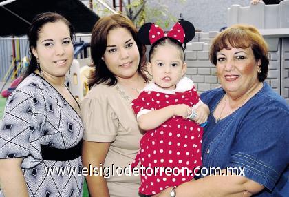 20102006 
Sofía Márquez Garza junto a su mamá Silvia Corina, su abuelita Silvia de Garza y su tía Eva.