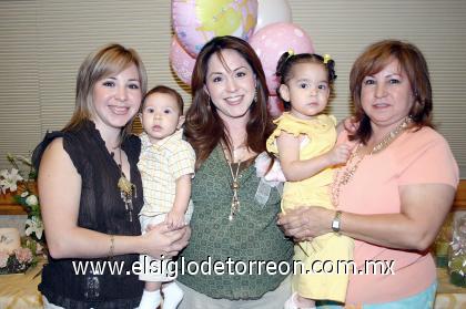 20102006 
Fabiola Grimaldo de Díaz, captada junto a Claudia Grimaldo de Salazar, Maryer Díaz Grimaldo, Emilio Salazar Grimaldo y Marilú Oranday de Grimaldo.
