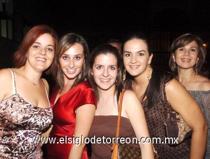 19102006
Ana Mexsen de Velázquez, Maru López, Caro Jaidar, Sofía López y Malu Arriaga de López.
