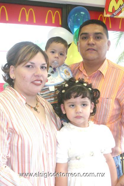 19102006
Danna Vanessa Reyes Contreras cumplió tres años de vida y fue festejada por sus papás, Brenda Contreras de Reyes y José Onésimo Reyes Pulgarini y su hermanito, José Roberto.