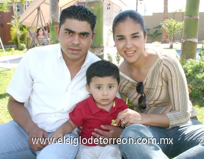 19102006
Emilio Chávez Veloz, Patricia Veloz de Chávez y Luis Chávez Barba.