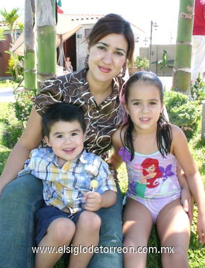 19102006
Georgina Acosta con sus hijos Ana Cristina y Willy Ciper Acosta.