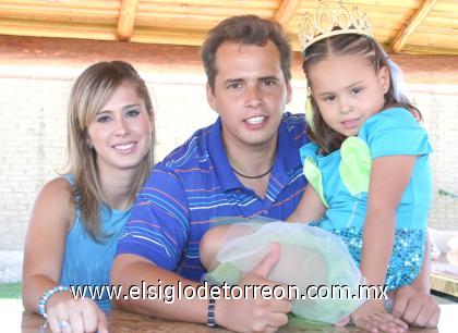 19102006
Luly Quintero Guerra con sus papás, Manuel Quintero Guridi y Lulú Guerra de Quintero