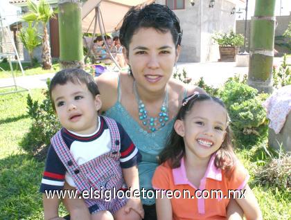 19102006
Silvia Marcela Carrillo de González con sus niños.