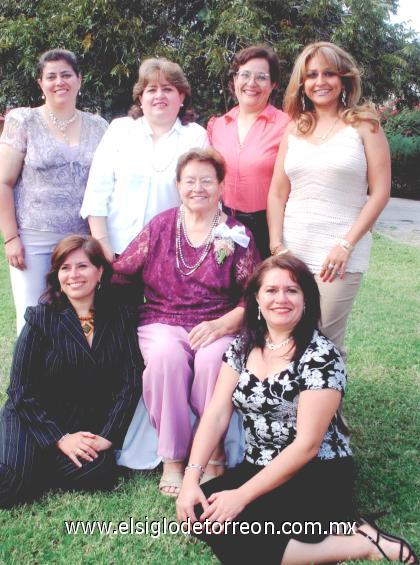 19102006
Doña Clelia y sus hijas Beatriz Esperanza, Clelia, Verónica, Lucía, Cristina y Antonieta.