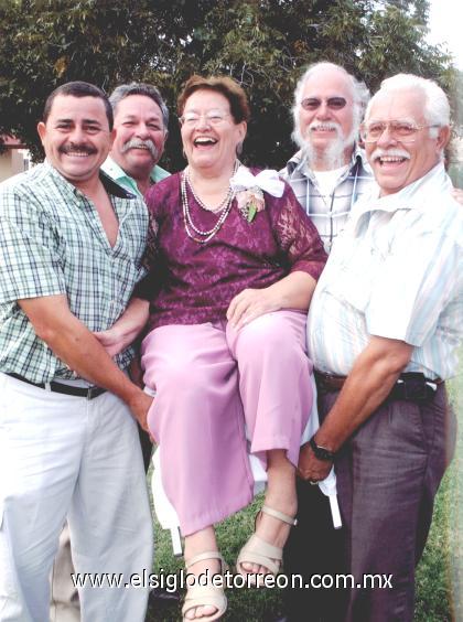 19102006
Juan Antonio, Alberto, Alejandro y Flavio Felipe Morales Calderón, felices junto a su mamá doña Clelia.