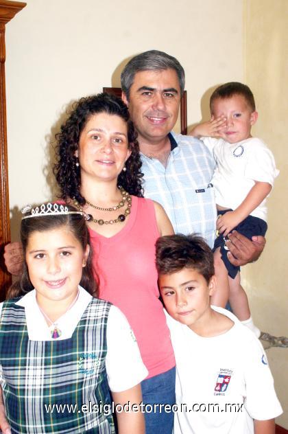 19102006
María Amelia Muñoz con sus papás, Ricardo Muñoz Rodríguez y Karla Von Bertrab de Muñoz y sus hermanos Adolfo y Rico.