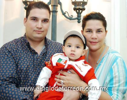 21102006 
Alberto Fernández Avela cumplió un año de vida y sus papás Alberto Fernández González y Rosa AVelar de González , le organizaron una divertida fiesta infantil