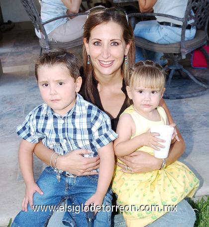 21102006 
 Ana Lorena de Gil acompañada de sus hijos Franco y Luciana
