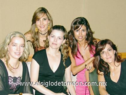 21102006 
 Alma Flores, Alejandra Nahas, Cristina Flores, Andrea Reyes y Lorena Safa, amigas de la novia.