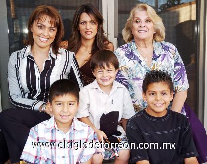 21102006 
 Kuky Gutiérrez, Selina de González, María Elena de Gutiérrez, Andrés y Tony Batarse y el pequeño festejado Ricardo González Gutiérrez