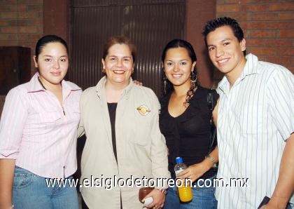 21102006 
 Mariely, Griselda, Gris y Aarón se divirtieron en el bingo de la parroquia de Nuestra Señora de Lourdes