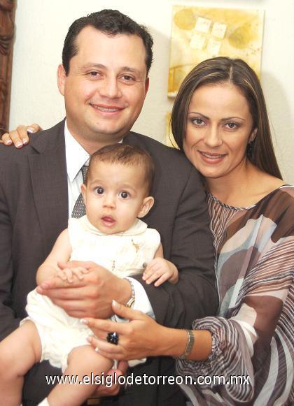 23102006
Carlos Sandoval y Raquel Gómez de Sandoval con el pequeño Álvaro Muñoz Vázquez, en reciente festejo.