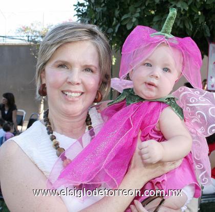 23102006
Silvia de Pérez con su nieta Ana Carmen Pérez Sirgo, en reciente festejo.