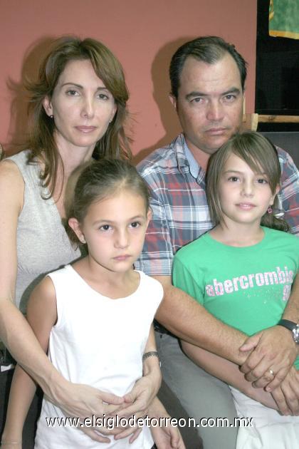 23102006
Jesús y Beba Villarreal con sus hijas Valeria y Pamela.