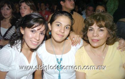 23102006
Josefina Fernández de Salas, Susana Salas Fernández y Nieves Salas Fernández.