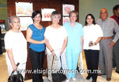 23102006
María de la Luz Velázquez, María Elena Montalvo, Isabel Velázquez, Jaime, Tere y Lucy Montalvo.